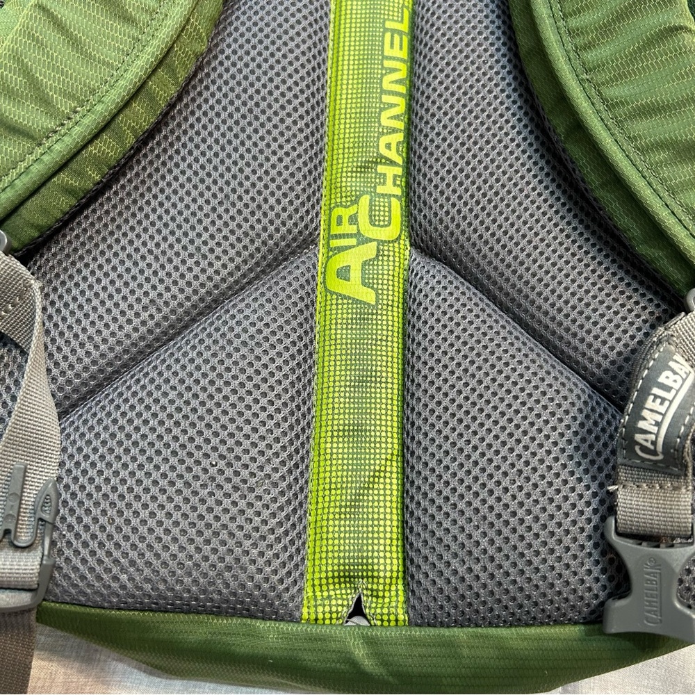 Camelbak Cloud Walker 18 Hydration Green Backpack Hiking Outdoor Gorpcore - Picture 5 of 16